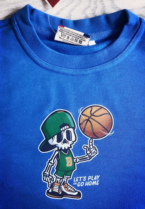 T-shirt- skjelett snurrer basketball