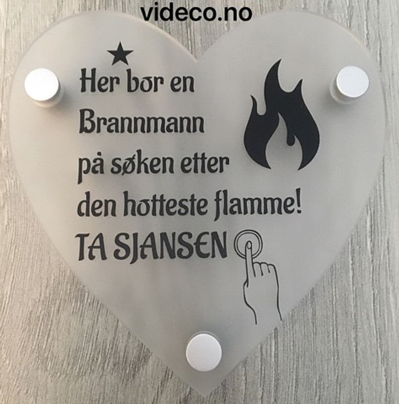 Akrylskilt- Her bor en Brannmann 