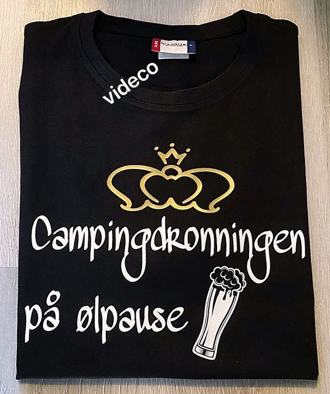 T-shirt,  Campingdronningen på ølpause
