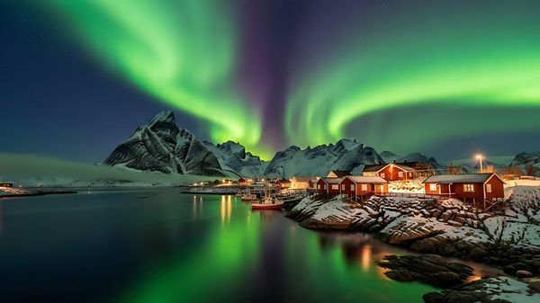 Plakat - Nordlys over fjell og by