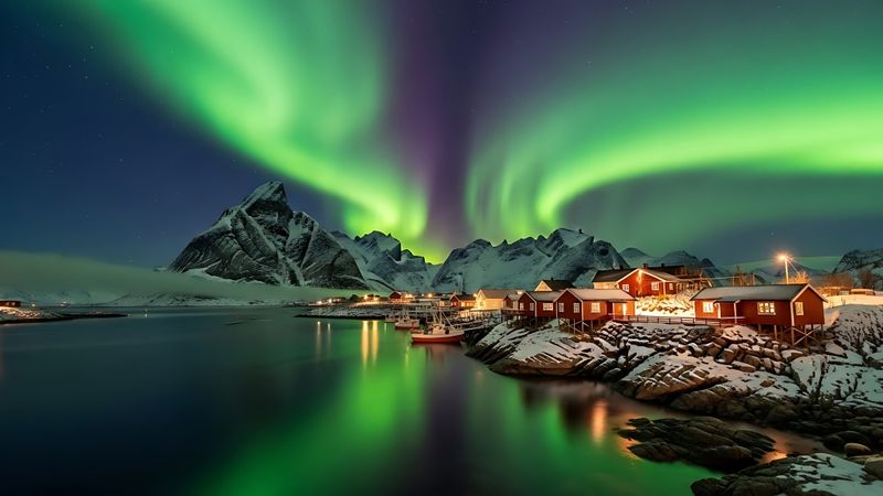 Plakat - Nordlys over fjell og by